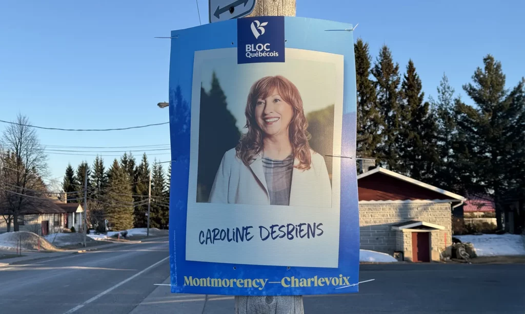 Pancartes électorales de Caroline Desbiens du Bloc Québécois, fixées à un poteau en bord de route dans la circonscription de Montmorency–Charlevoix.