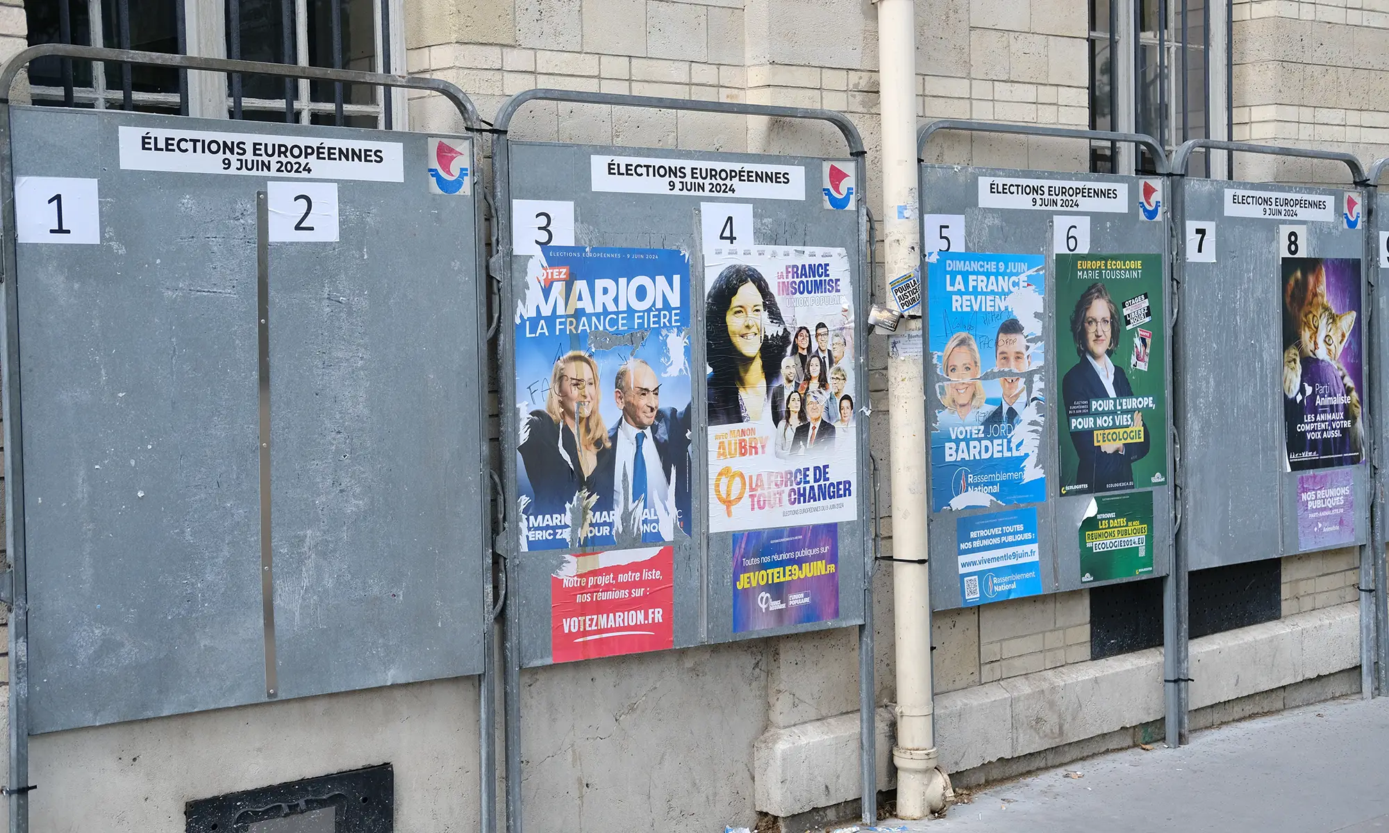 Panneaux électoraux en France affichant des affiches de candidats aux élections européennes de 2024, installés dans un cadre réglementé et numéroté.