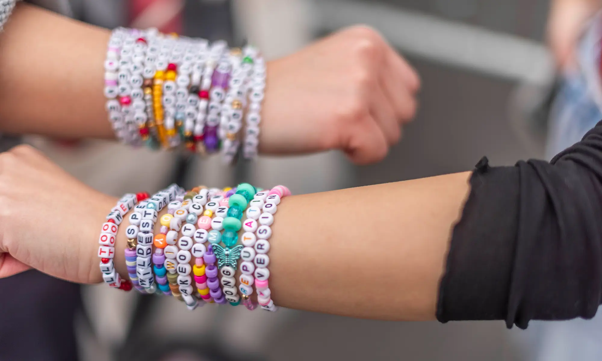 Des fans de Taylor Swift portent des dizaines de friendship bracelets, devenus un symbole emblématique de l’Eras Tour.