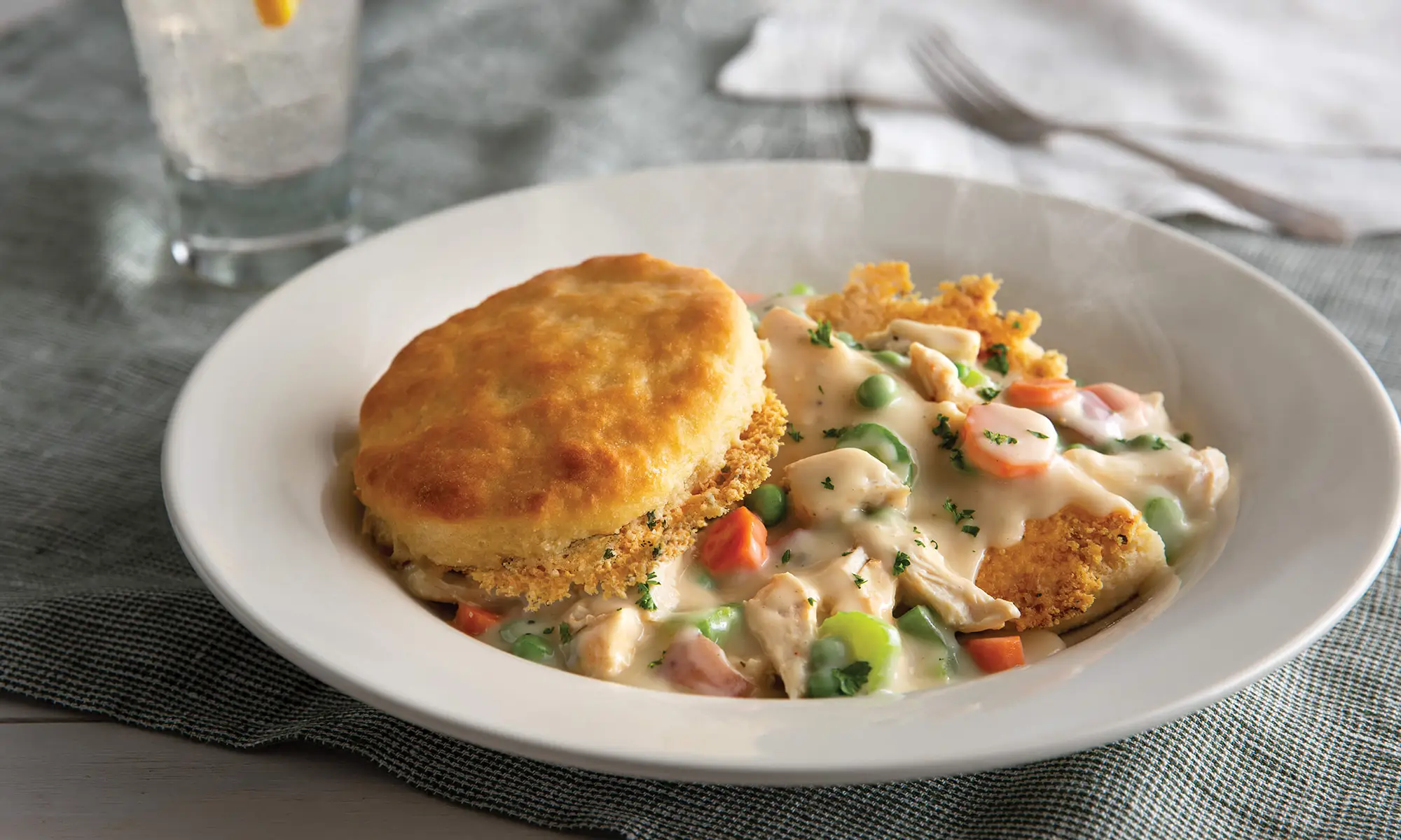 Plat chaud de Cracker Barrel composé d’un biscuit doré accompagné d’un ragoût crémeux de poulet et légumes.